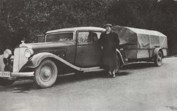 The first race car transports were done with this Horch 830 and a trailer